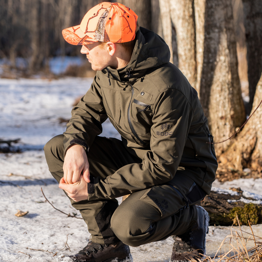 jaktkläder med god andningsförmåga i skog